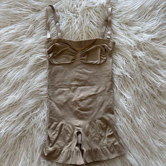 Skims Seamless Sculpt Strapless Shortie Bodysuit Clay
Size Medium - Picture 3 of 10